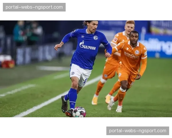 沙尔克04训练课重点演练应对对方高大中卫的角球防守 沙尔克04训练课重点演练应对对方高大中卫的角球防守