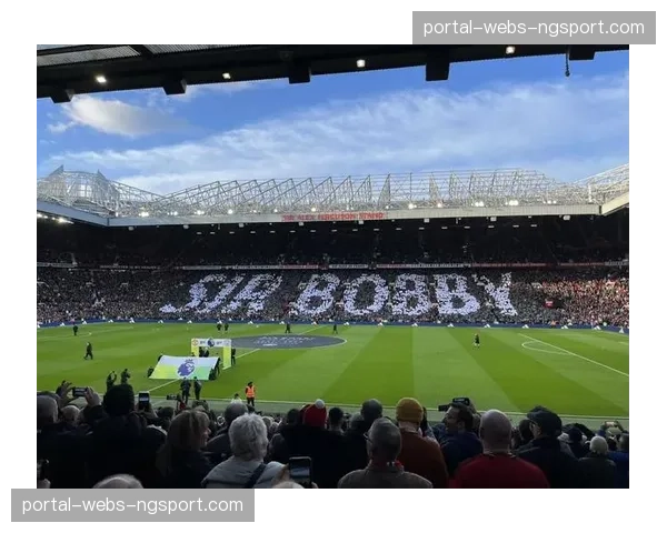 现场：沙尔克04主场南看台巨型TIFO致敬俱乐部成立120周年